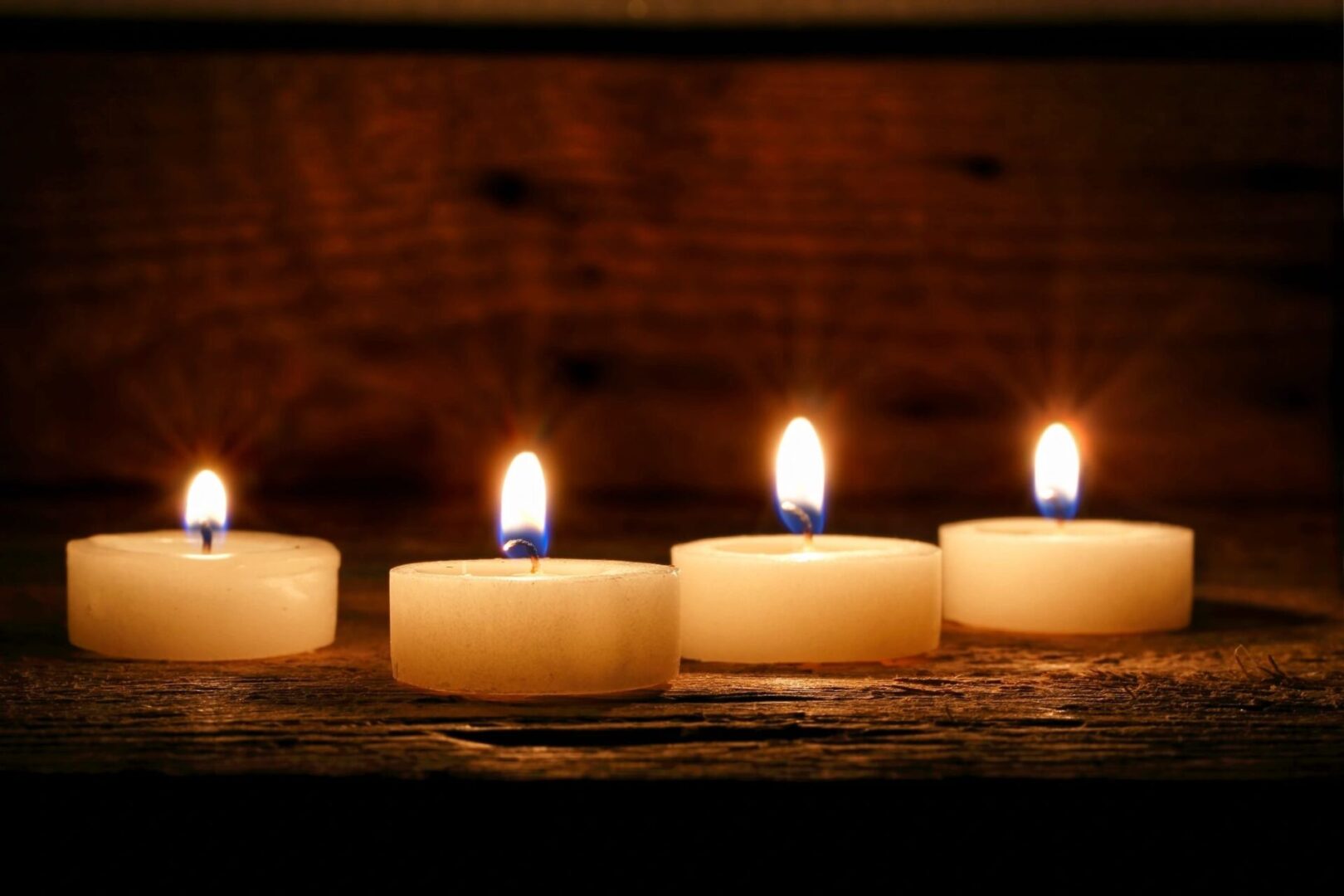 A group of candles that are lit up.